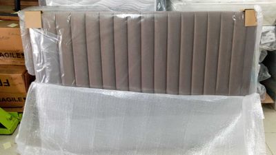 une pile de matelas emballés dans du plastique