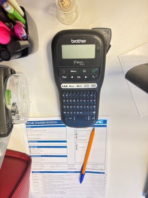 une calculatrice et un stylo posés sur un bureau