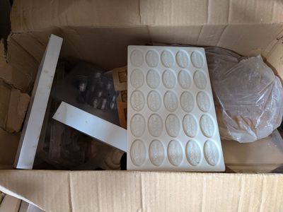 Très important lot de moules à chocolat, on y joint une conc…