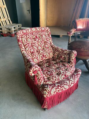 une chaise qui se trouve au milieu d'une pièce