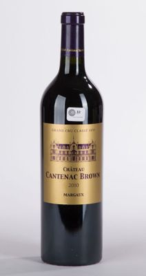 une bouteille de vin posée sur une table