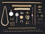 un assortiment de bijoux en or sur fond noir