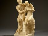 une statue représentant un homme et une femme tenant un livre
