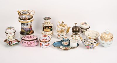 nombreux types de vases et de plats sur la table