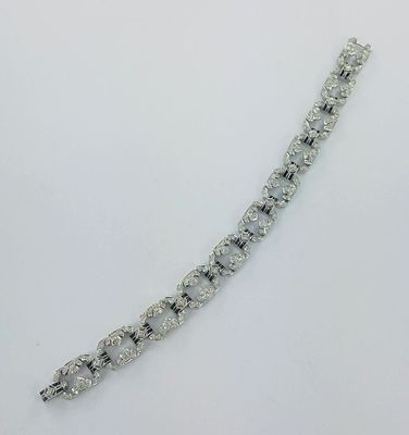 gros plan d'un bracelet en diamant sur une surface blanche