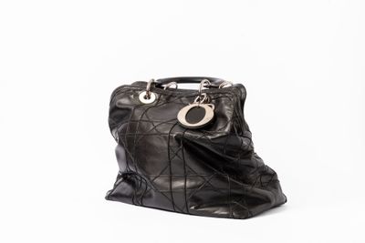 Sac à main Chanel en cuir d'agneau matelassé noir, avec finitions argentées
