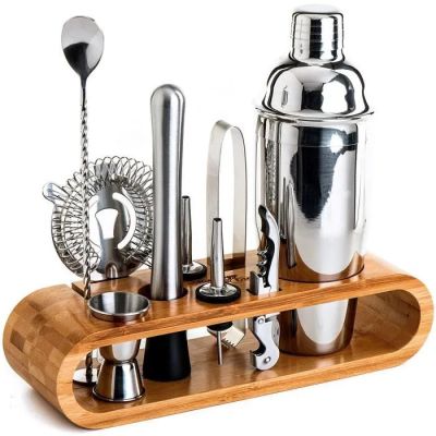 un ensemble de bar en bois comprenant un shaker et une cuillère de bar
