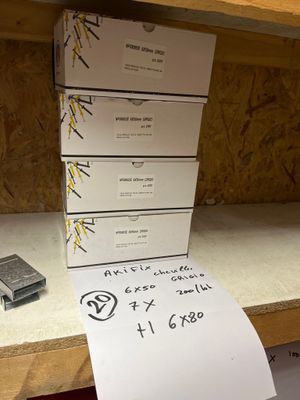 une pile de boîtes posée sur une étagère à côté d'un téléphone portable