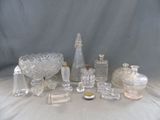 un grand nombre d'objets en verre posés sur une table
