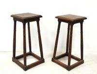 Paire de tabourets de Chantre en chêne mouluré, piètement fu…