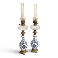 Paire de LAMPES A PETROLE en faïence à décor en camaïeu bleu… (photo 3)