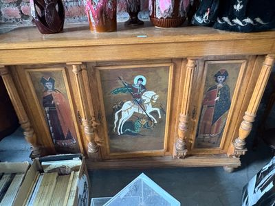 peinture représentant un homme à cheval sur un meuble en bois