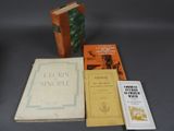 trois livres sont posés sur une table les uns à côté des autres