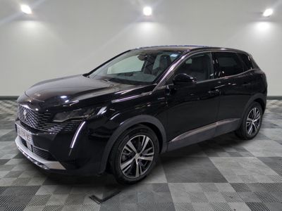 le 4x4 noir est garé sur le sol en damier d'un garage