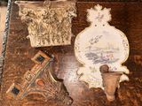 une table en bois sur laquelle se trouvent un vase et d'autres objets
