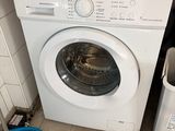 une machine à laver et une poubelle dans une cuisine