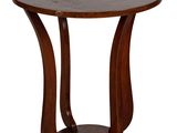 un gros plan d'une petite table avec un piètement en bois