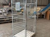 une image représentant une cage métallique sur laquelle est posé un matelas