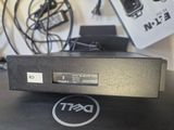 un ordinateur portable Dell posé sur une table