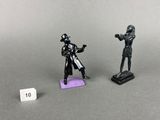 deux figurines d'un homme et d'une femme debout l'un à côté de l'autre