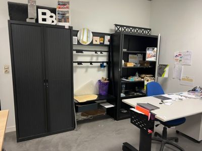 un bureau avec une chaise et une armoire dans une pièce