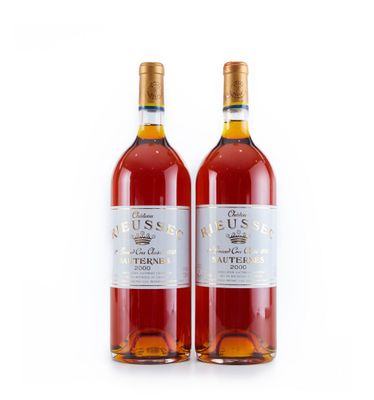 deux bouteilles de vin posées l'une à côté de l'autre sur une surface blanche