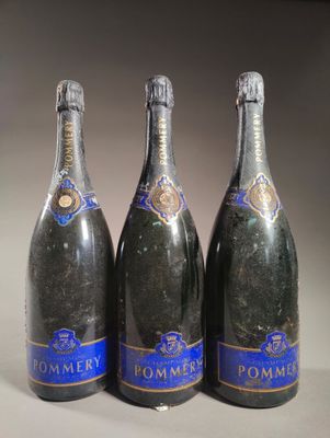 trois bouteilles de champagne posées côte à côte sur une table