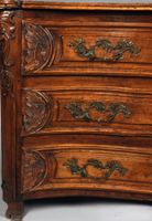 Commode tombeau en bois massif, à façade mouvementée, ouvran… (photo 4)