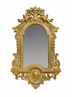 un miroir doré orné de sculptures raffinées et doté d'un cadre doré