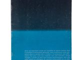 un livre bleu avec une couverture noire sur laquelle figure un titre en blanc