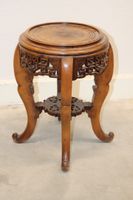 Sellette porte pot quadripode en bois dur sculpté ajouré, en…