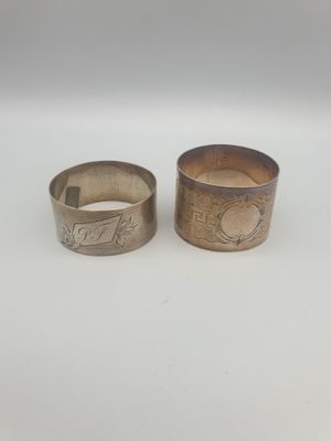 deux bagues en argent, l'une ornée d'une pièce et l'autre ornée d'une pièce