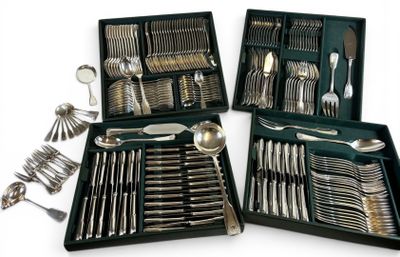 beaucoup d'argenterie dans un coffret sur la table