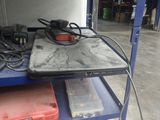 une photo d'un établi sur lequel sont posés des outils