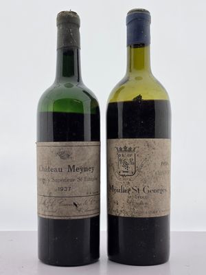 deux bouteilles de vin posées l'une à côté de l'autre sur une table