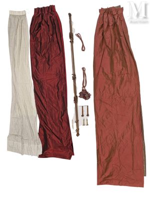 trois vêtements et une canne sur fond blanc