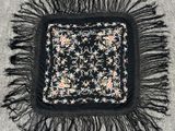 carré noir et blanc avec des franges et des fleurs sur un tapis