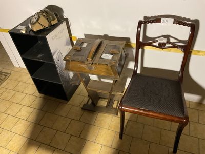 deux chaises assises l'une à côté de l'autre dans une pièce