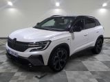 un 4x4 blanc garé dans une pièce au sol en damier