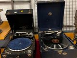 trois vieux tourne-disques posés les uns à côté des autres sur une table