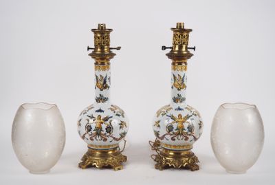 deux vases placés l'un à côté de l'autre sur une table