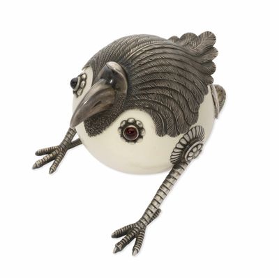 un oiseau perché sur un bol