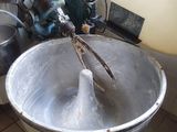une photo d'un mixeur dans une cuisine, avec un grand saladier