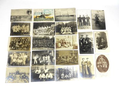 une vieille photo montrant un groupe d'hommes et de femmes posant pour une photo