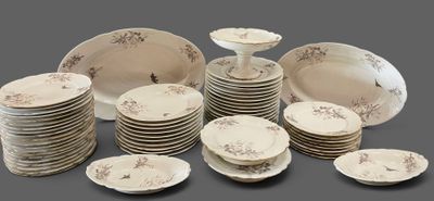 beaucoup d'assiettes et de bols sur la table