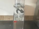 une machine posée sur le comptoir d'une cuisine