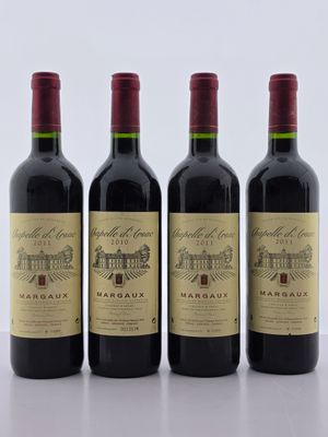 trois bouteilles de vin rouge sont alignées sur une table