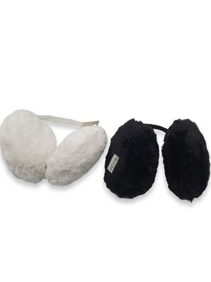 deux paires de cache-oreilles noirs et blancs et une paire de cache-oreilles noirs et blancs