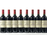 six bouteilles de vin rouge sont alignées