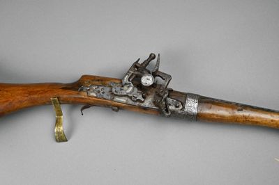Mukhala ou fusil traditionnel de fantasia en bois sculpté et…